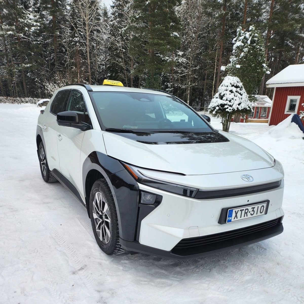 Taksi Toni Kesälän Toyota bZ4X -taksiauto
